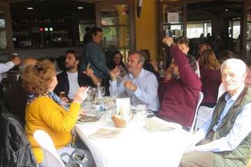 El exconcejal Antonio Benítez recibe el reconocimiento de amigos y familiares en su 80 aniversario/TA.